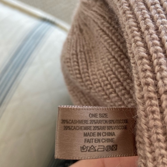 Look Cashmere Brand Pom Pom Winter Hat - Pale Pink - Reversibile into Scarf - Picture 6 of 6